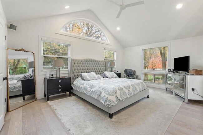 Building Photo - 1703 Meadowbrook Dr