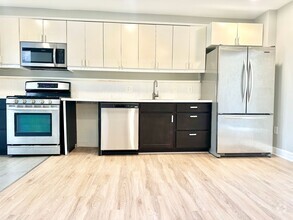 Building Photo - 3 Bedroom 1.5 Bathroom - Pets Welcome!