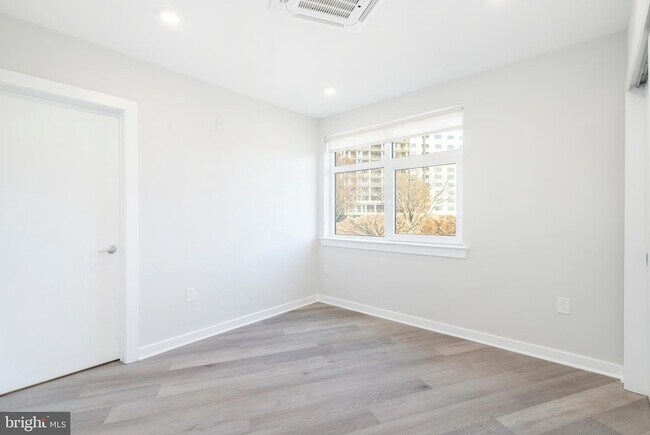 Building Photo - 3449 Scotts Ln