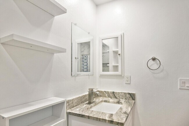 Building Photo - 1202 E 7th St