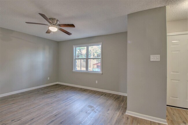 Building Photo - 1900 Labette Manor Dr