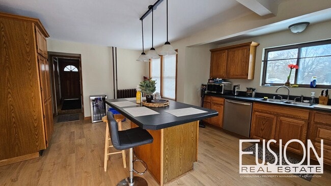 Building Photo - ONE Private Room with ALL Utilities Included in Prime Burlington Location