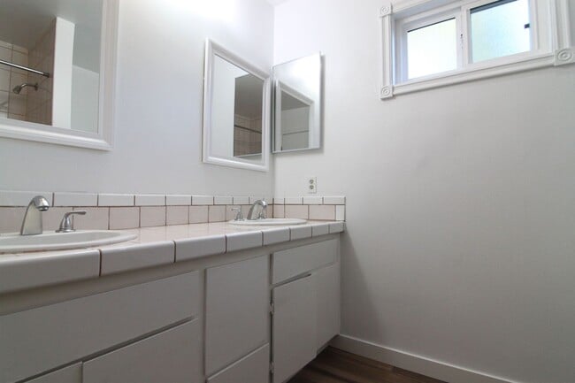 Building Photo - 8806 Haskell Ave