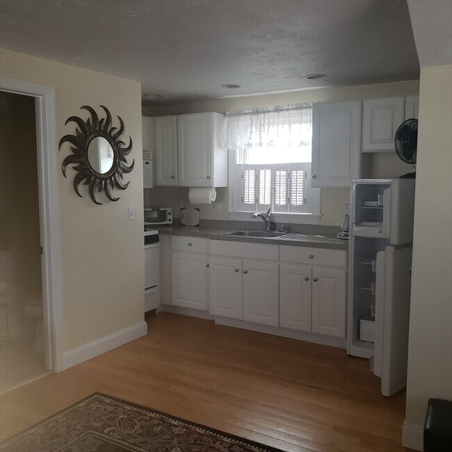 Building Photo - 398 B St