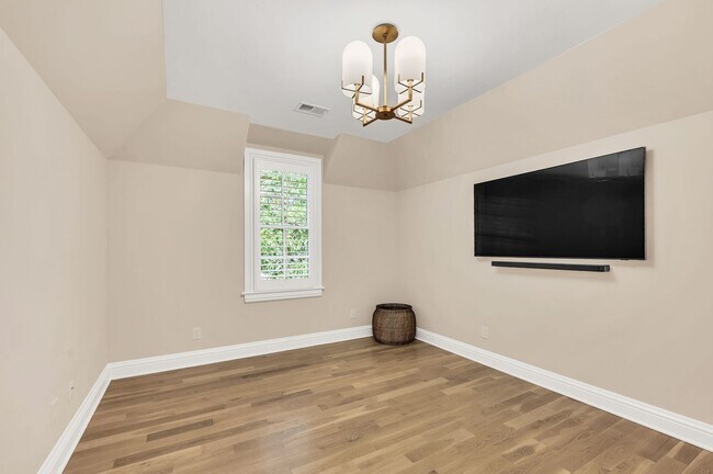 Building Photo - Franklin Gem Walking Distance to Downtown!