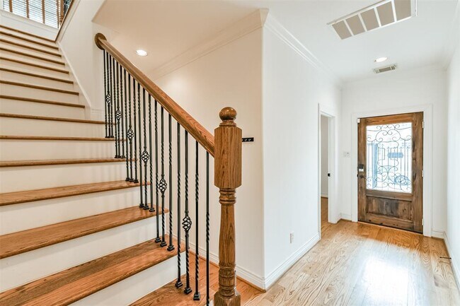 Building Photo - 1529 Rosewood St