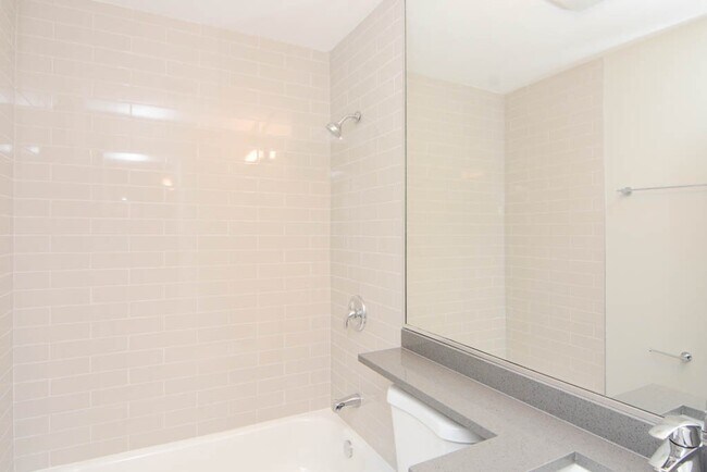 Building Photo - 533 W Surf St