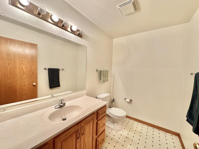 Building Photo - 150 Sater St