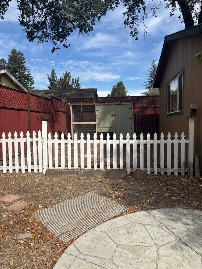 Building Photo - 445 Godfrey Dr