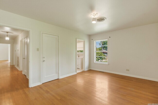 Building Photo - 207 Canyon Dr