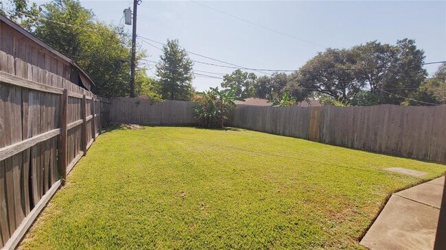 Building Photo - 6360 Crestside Dr