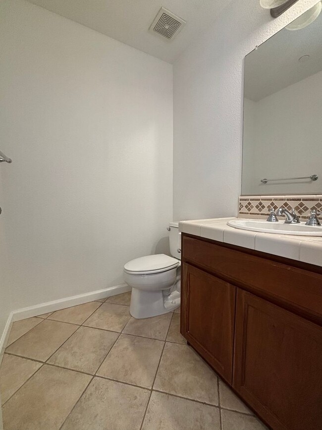Building Photo - Gorgeous 4 Bed, 3 Bath in Brentwood with S...