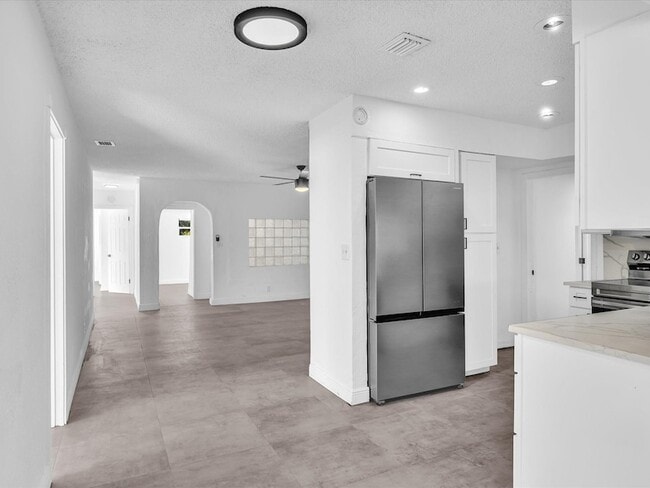 Building Photo - 6661 Meade St