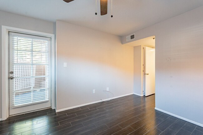 Building Photo - Two Bedrooms in Old Town Scottsdale - Avai...