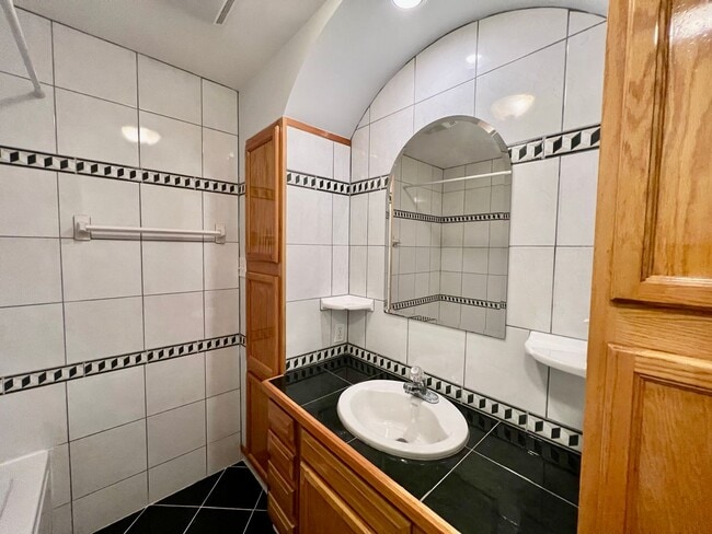 Building Photo - Upgraded Condo at Chic's beach!! Updated K...
