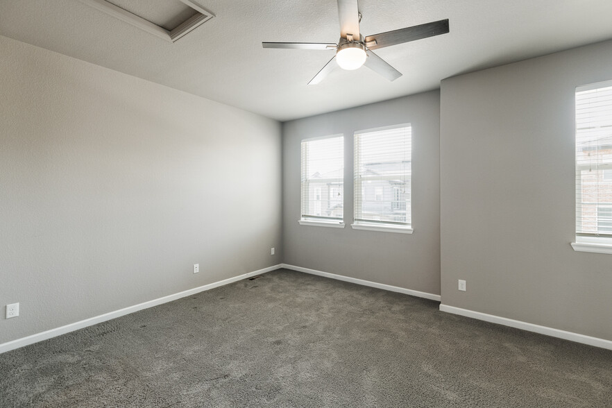 Building Photo - 8920 E Caley Way