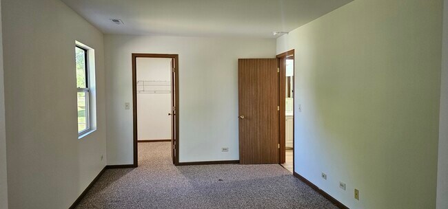Building Photo - 300 Village Creek Dr