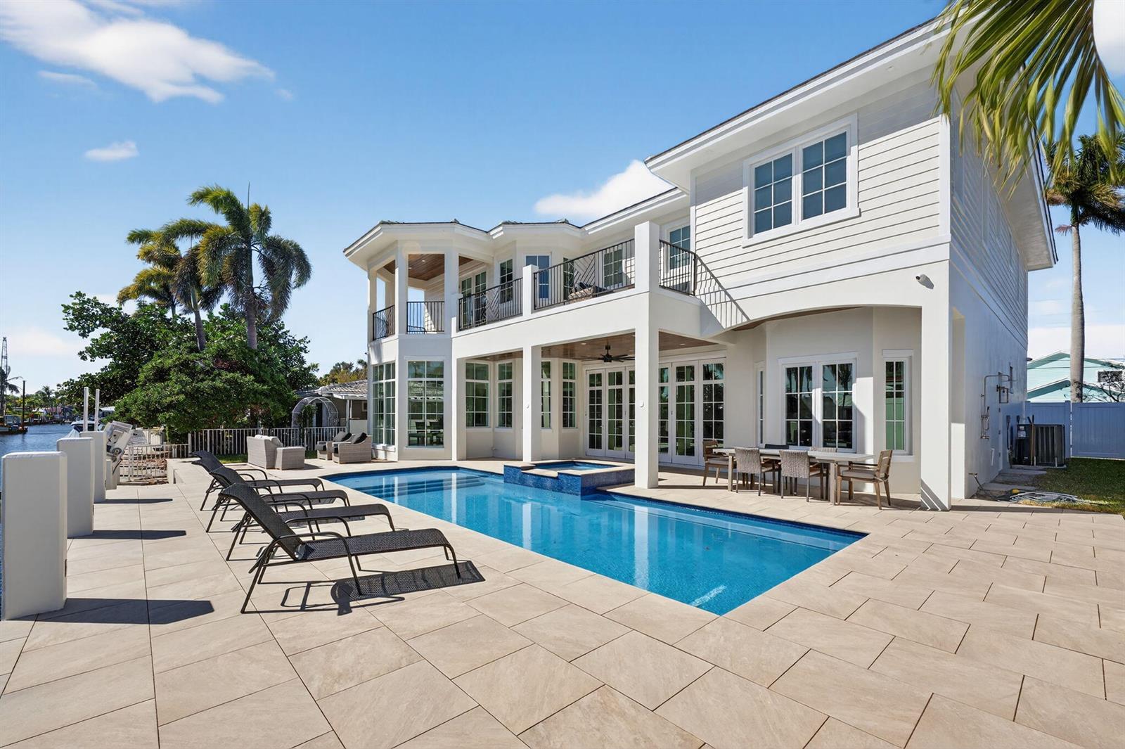 Building Photo - 310 SE 9th Ct