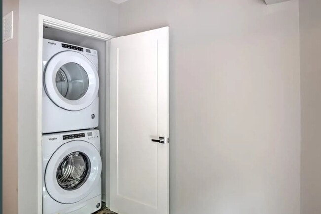 Building Photo - Stunning Furnished Townhouse in South Slope!