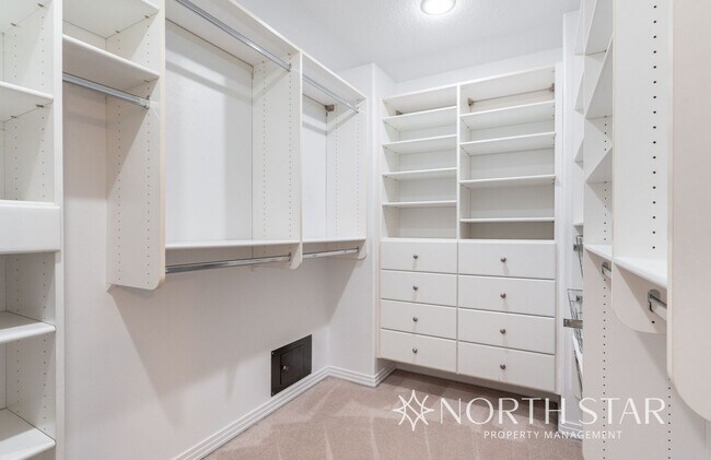 Building Photo - Spacious Elegance in Lake Oswego