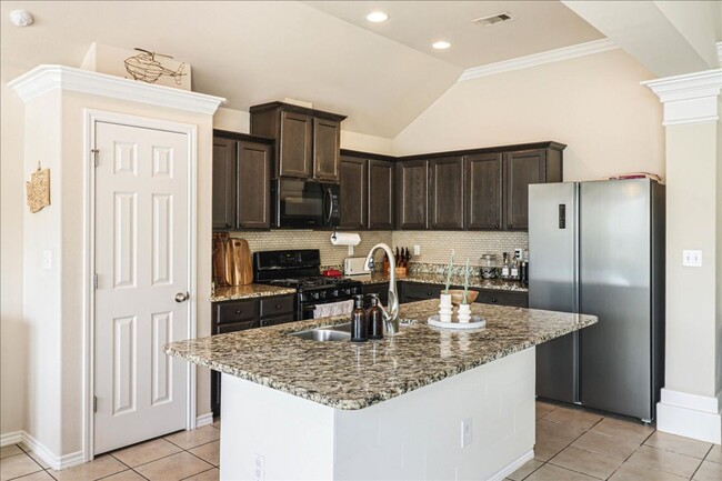 Building Photo - 3906 Las Bahias Dr