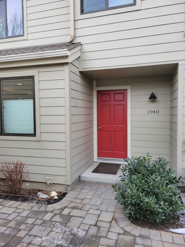 Building Photo - Love the area you live ! River Run area in South East Boise!