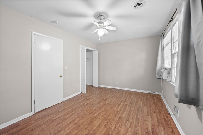 Building Photo - Awesome 2BE/1.5BA duplex in fantastic loca...