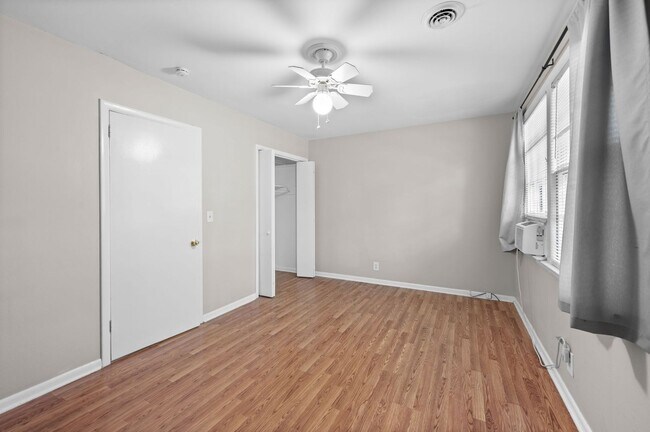 Building Photo - Awesome 2BE/1.5BA duplex in fantastic location in Nashville!