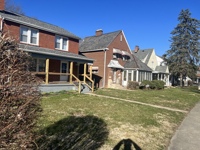 Building Photo - 1694 Bide A Wee Park Ave