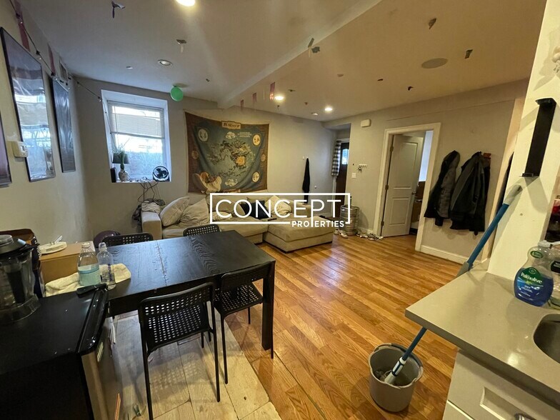 Building Photo - 721 Parker St