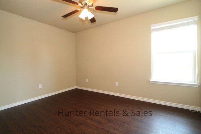 Building Photo - Spacious Two-Bedroom!