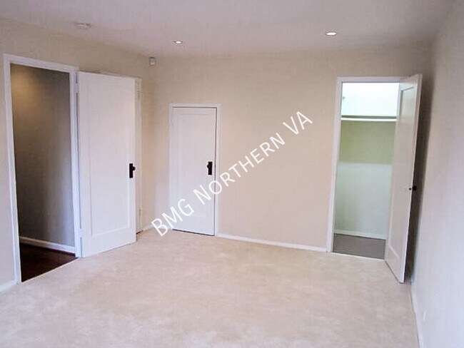 Building Photo - 3553 Martha Custis Dr