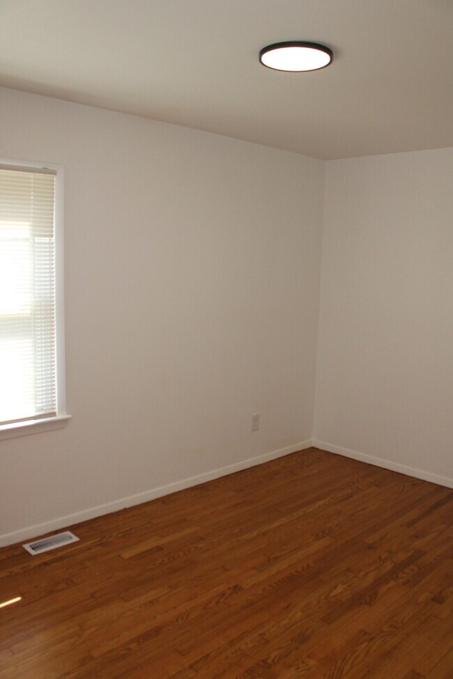 Building Photo - 4bed 2 full bath in Independence off Truma...