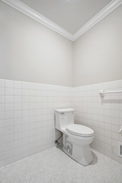 Building Photo - 5721 Londonderry Rd