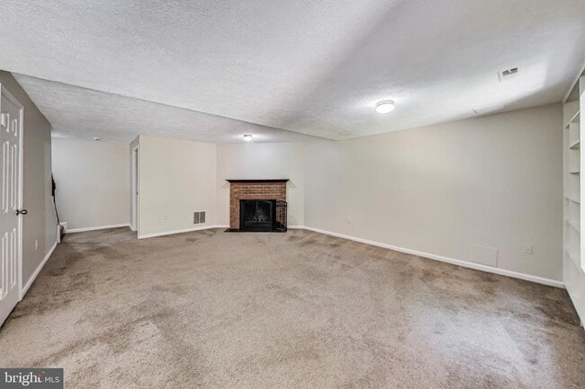 Building Photo - 3027 Mozart Dr
