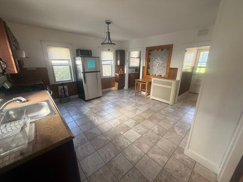 Building Photo - 58 Winship St