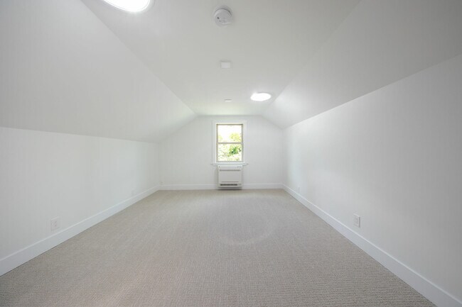 Building Photo - 2527 NE 110th St