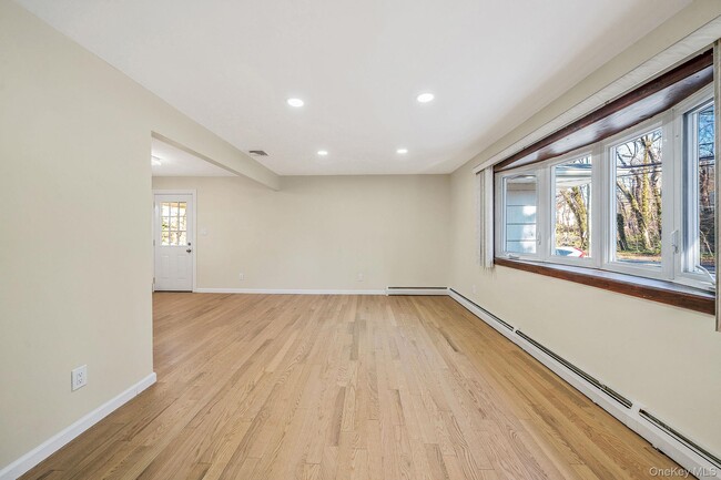 Building Photo - 45 Roslyn Rd