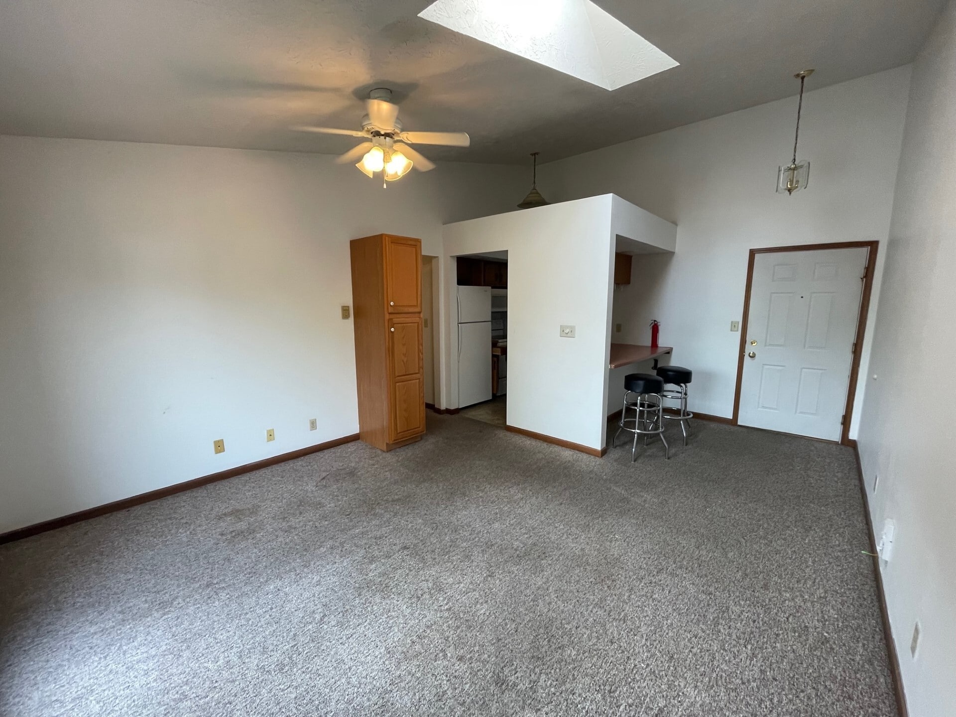 Living Room - Leslie Manor Apartments