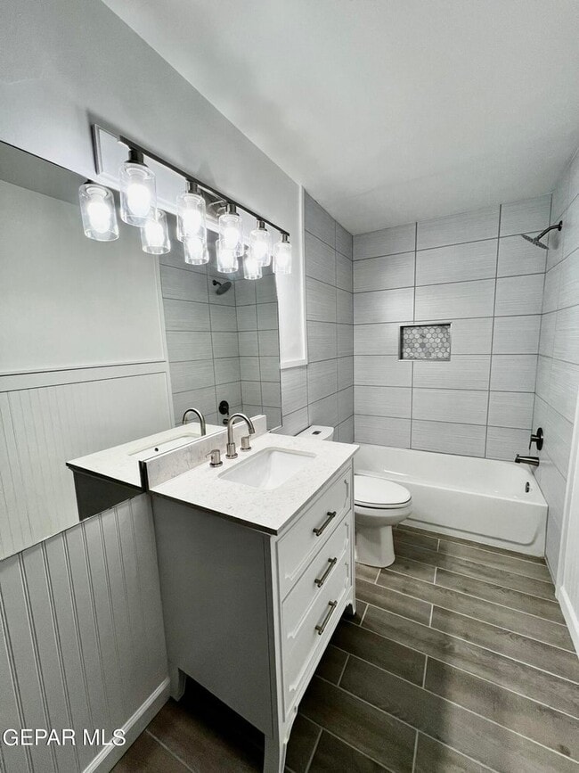 Building Photo - 339 Medina St