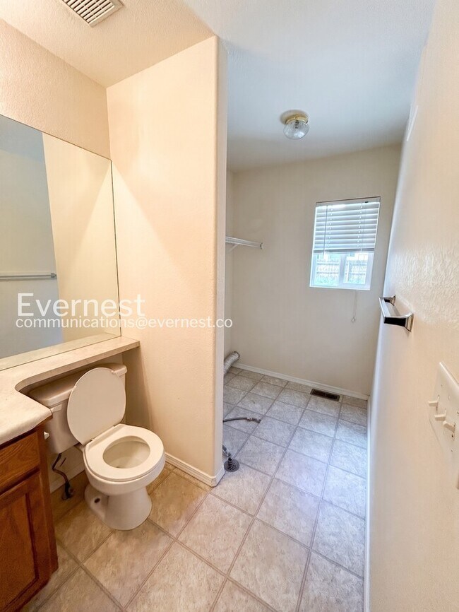 Building Photo - 3 Bed, 2.5 Bath Home with Fenced Yard & Garage / Available Soon!