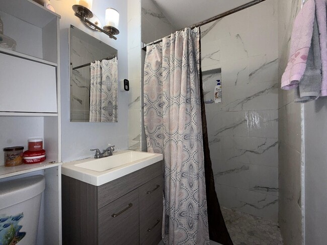 Building Photo - 2615 N Beaumont Ave