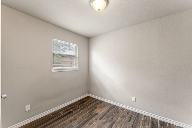 Building Photo - 315 Pool Dr