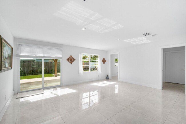 Building Photo - 403 S 13th Ct