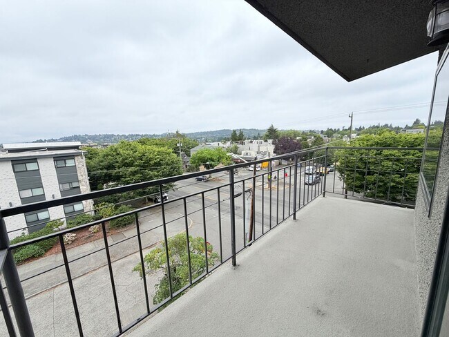 Building Photo - Bright Penthouse Corner Unit w/Garage Parking included - Panoramic Views in Ballard!