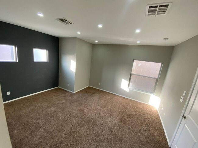 Building Photo - Beautiful Home!