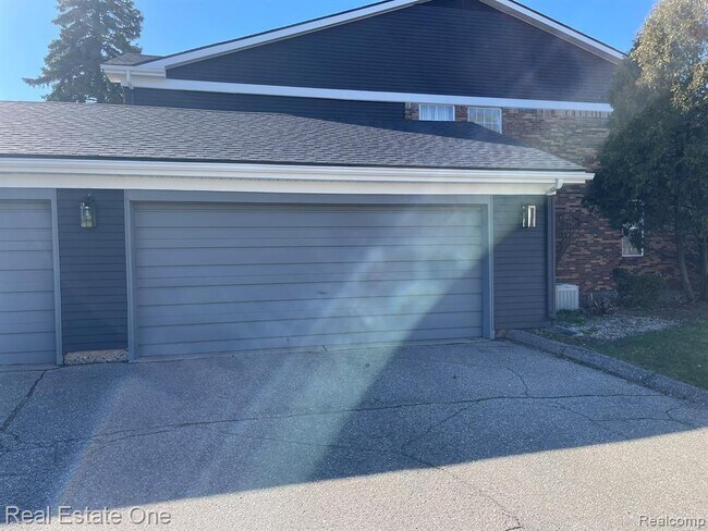 Building Photo - 30975 Pointe of Woods Dr