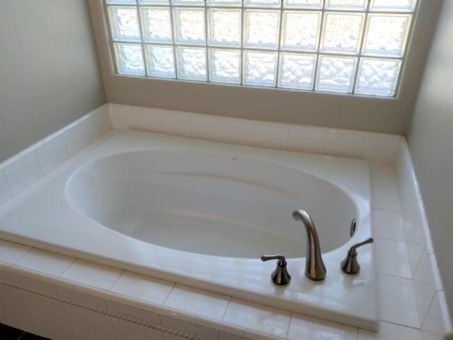 Building Photo - 553 W Fallbrook Ave