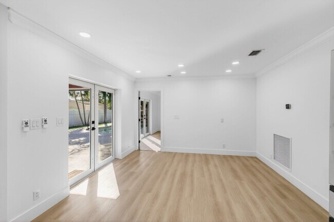 Building Photo - 360 SW 2nd St