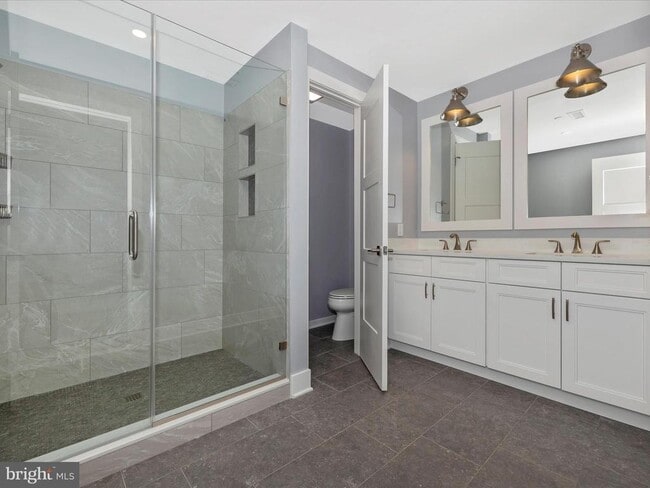 Building Photo - 210 E 2nd St